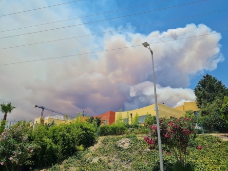 Så här såg det ut från mitt bostadsområde drygt en timme efter att den senaste branden i Mijas startat 15 juli.