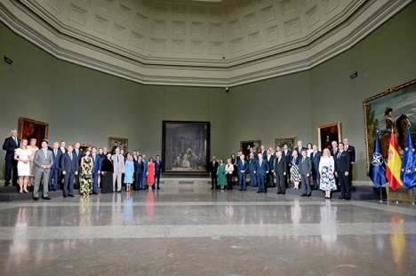 Deltagarna i NATO-toppmötet bjöds på en middag på Pradomuseet i Madrid, där de poserade intill Velázquez mästerverk “Las Meninas”.
