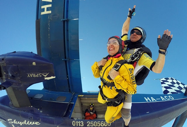 Utanför Sevilla kan du hoppa fallskärm efter en kort genomgång och i sällskap av en instruktör. Foto: Skydive Spain