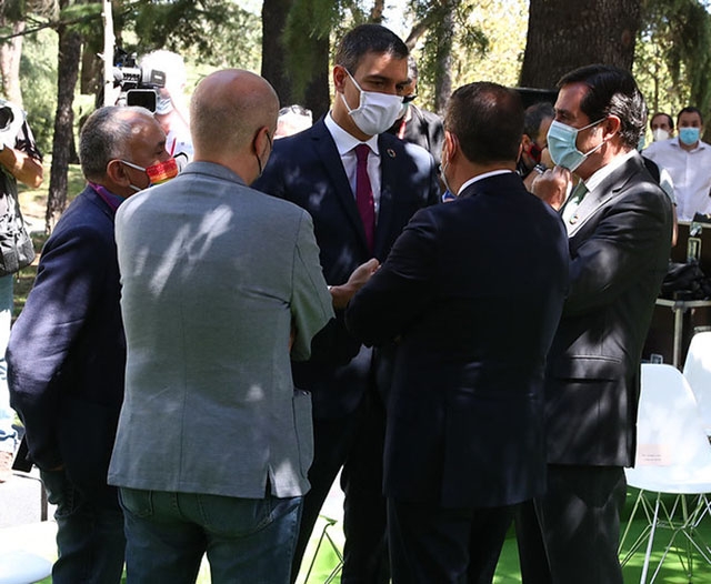 Regeringschefen Pedro Sánchez med representanter för facket och arbetsgivarna.