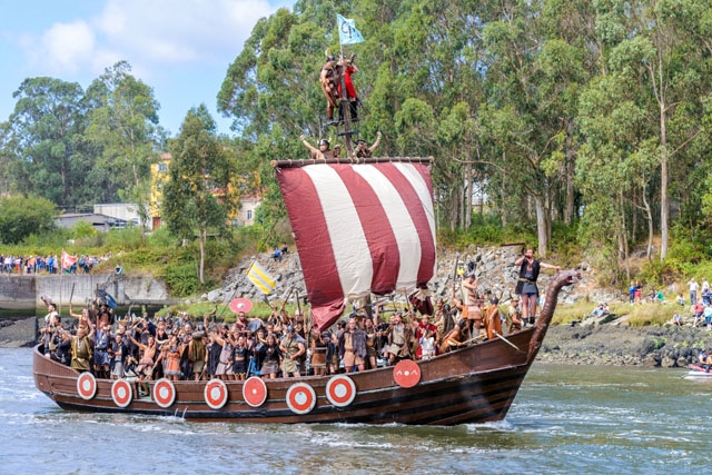 Idag iscensätts vikingarnas blodiga härjningar på Iberiska halvön i mer muntra former, som vid den årliga festivalen i Catoira (Pontevedra).