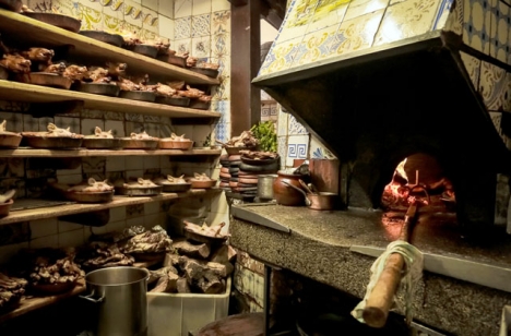 I den nästan 300 år gamla vedugnen lagas bland annat en av Casa Botíns specialiteter, som är spädgris.