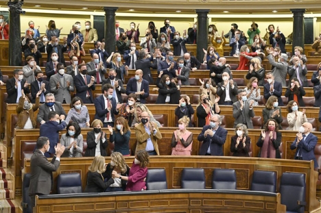 Efter en gastkramande omröstning 3 februari kunde regeringspartierna slutligen fira att arbetsmarknadsreformen antagits, med minsta möjliga marginal. Foto: PSOE