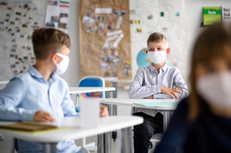 Är vi månne på väg mot ett slut för munskydden i skolorna?