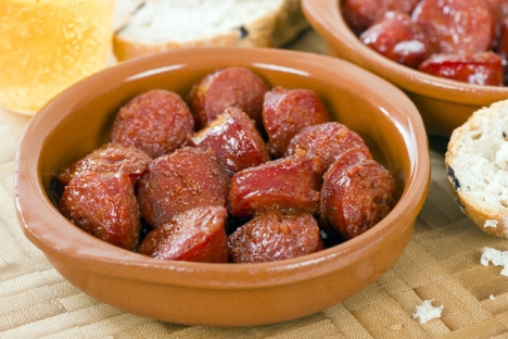 Chorizo a la sidra är typiskt för Asturien och lika gott som enkelt att laga.