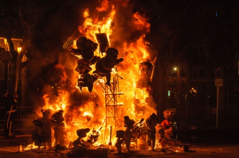 Spaniens bullrigaste festival är Las Fallas i Valencia, som kulminerar med att hundratals konstverk bränns upp.