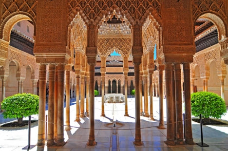 Palacios Nazaríes är huvudattraktionen i palatset Alhambra och inrymmer bland annat den kända Lejongården.