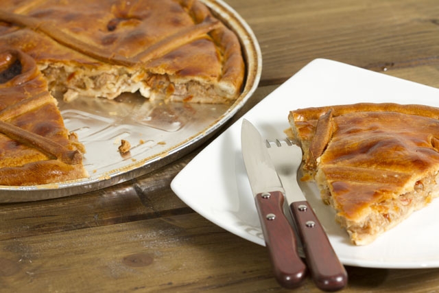 En empanada gallega kan innehålla lite av det mesta och är som regel en riktig läckerhet.