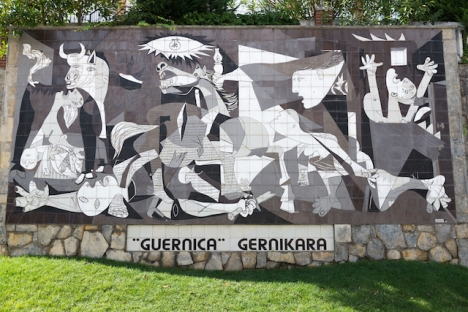 Medan bombningen av Guernica och Picassos kända verk internationellt förvandlats till en symbol för krigets fasor, verkar anmärkningsvärt många spanjorer vara av en annan uppfattning.