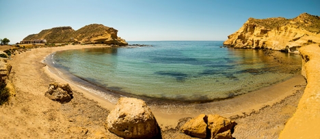 Vare sig den ligger i Murcia eller Almería är stranden Playa de los Cocedores väl värd ett besök.