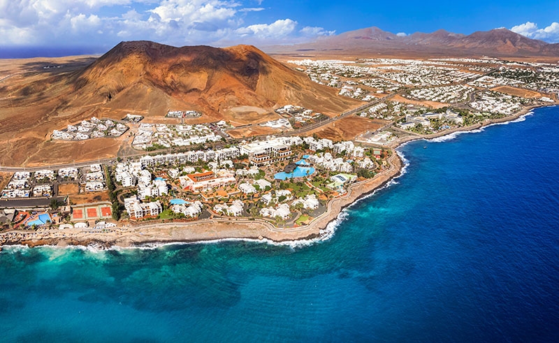 I turistorter som Playa Blanca, på södra Lanzarote, blir det allt svårare att finna fast boende.