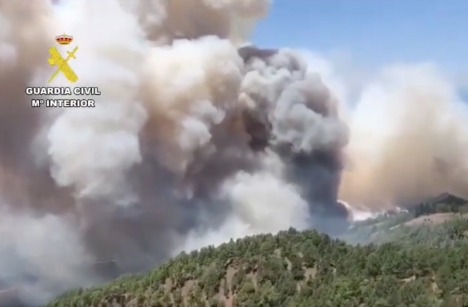 Branden på La Palma är mer än ett dygn efter att den bröt ut fortfarande utom kontroll, på grund av den hårda blåsten och den extremt höga temperaturen. Foto: Guardia Civil