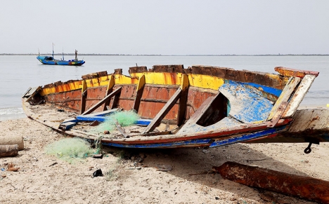 Gammal fiskebåt vid den nigerianska kusten.