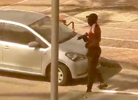 En video på Twitter visar en man som håller en automatkarbin.
