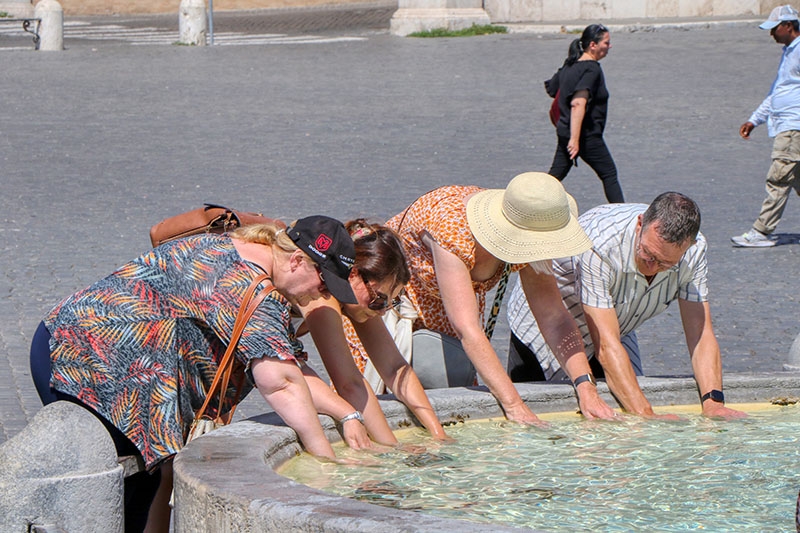Allt fler turister väntas välja svalare tider på året att besöka Medelhavsområdet.