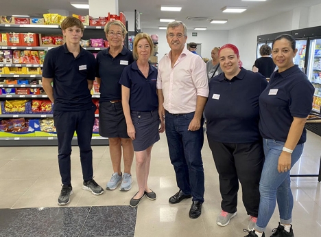 Borgmästaren i Estepona José María García Urbano, till höger om föreståndarinnan Therese Larsson, önskar Scandi Supermarket all lycka med deras nya butik. Foto: Facebook
