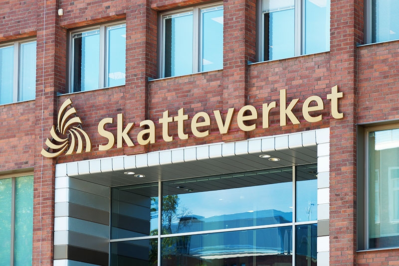 Hittills har utflyttade från Sverige som inte längre står med i folkbokföringen skrivits ur Statens personadressregister SPAR efter tre år, vilket orsakat stora problem vid ärenden med såväl myndigheter som privata företag.