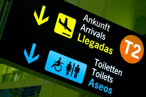 En incident på en toalett på Málaga flygplats har avslöjat ett flertal fall där en 27-årig man smygfilmat avklädda kvinnor.