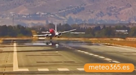Först på det andra försöket landade Norwegians flyg från Trondheim på Málaga flygplats 4 augusti, efter att ett plötsligt omslag i vindriktningen fått planet att kränga kraftigt just som det skulle ta mark. Det fångades av en video på Meteo365.