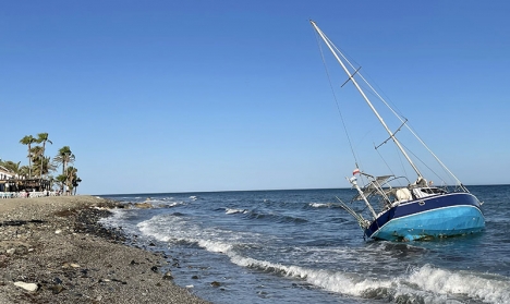 Efter att segelbåten legat strandad i San Pedro Alcántara i mer än två veckor har kommunledningen nu givit ägaren ett ultimatum för att forsla bort den.