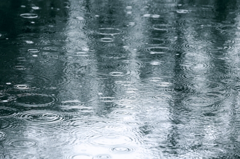 Lite (eller i det här fallet mycket) regn uppfattas väldigt annorlunda avhängigt av om man kan hålla sig varm och torr inomhus.