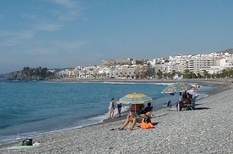 Kommunledningen i Almuñécar försöker stävja det dåliga beteendet att ockupera strandplatser som inte används stora delar av dagen.