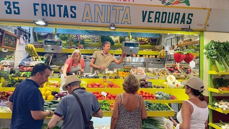 Mercacentro ligger som namnet antyder mitt i Fuengirola, mittemot tågstationen, och är sedan många år ganska förfallet.