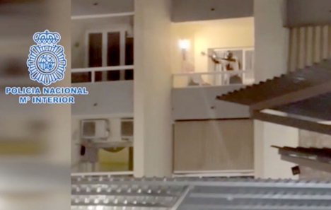 Spansk polis har delat en video som visar hur mannen kastade diverse föremål från balkongen. Video: Policía Nacional