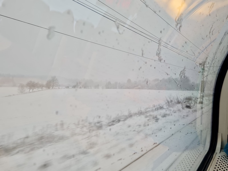 Tankar om längtan och det som väntar, på ett svenskt tåg under julens enda snöstorm.
