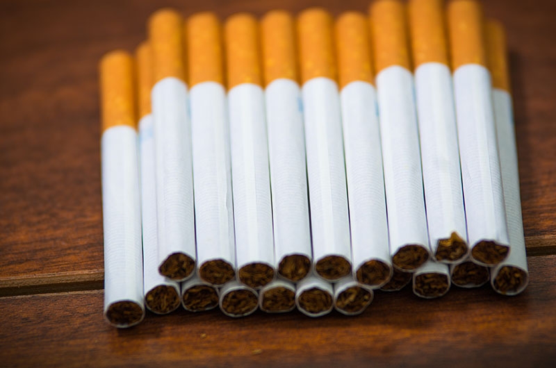 Rökning av cigaretter är betydligt mer utbrett i Spanien än i Sverige, kanske till viss del beroende på att de uppfanns i Sevilla.