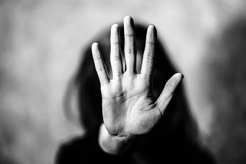 Våldet mot kvinnor begränsar sig inte enbart till de mord som regelbundet återges i media, utan består huvudsakligen av det vardagsförtryck såväl fysiskt som psykiskt, som kvinnor utsätts för av sina partners.