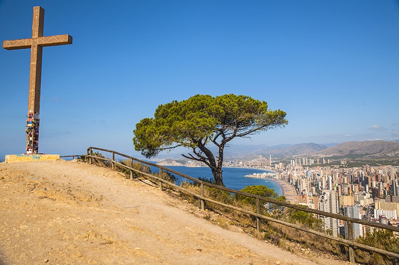 Korset vid utkiksplatsen i Benidorm uppfördes för att blidka kyrkan och möjliggöra att utländska kvinnor kunde fortsätta att solbada i bikini på stränderna.