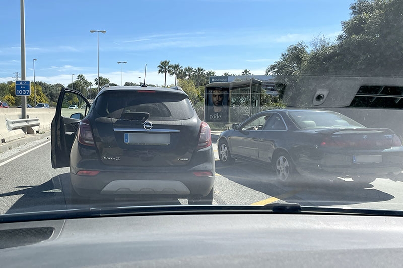 Bildbevis som slutligen inte brukades till en polisanmälan, trots att både angriparens fordon och vittnen till händelsen, liksom tydlig platsangivelse, fångades på fotot.