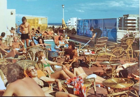 Takpoolen på Hotell Club 33 i Marbella, där såväl mer som mindre kända umgicks i början på 1970-talet. Foto: Facebook/Vi som jobbat på Club 33