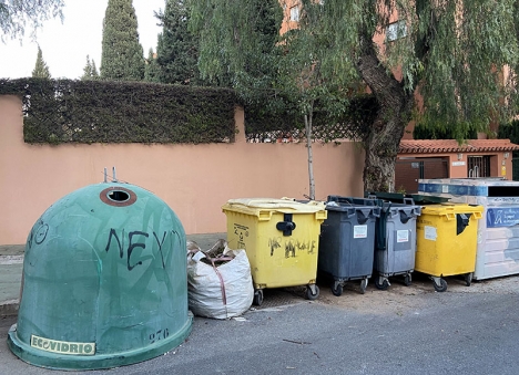 En relativt ren sopstation i Spanien, men utan kärl för organiskt avfall. 