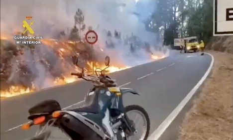 Såväl brandmän som militärer och poliser deltar i bekämpningsarbetet. Foto: Guardia Civil