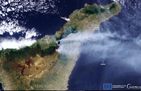 Satellitbilder visar bland annat hur brandröken drar rakt mot huvudstaden på ön Santa Cruz de Tenerife.