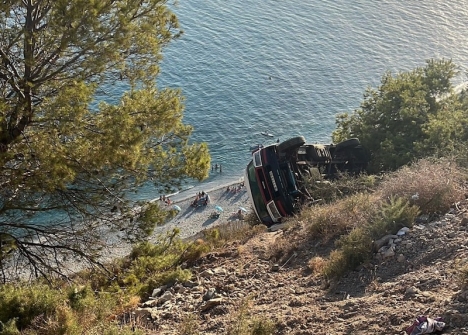 Campingbilen blev hängande ovanför Arbequillas-stranden i Maro. Foto: Ayto de Nerja