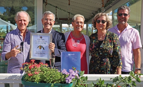 Gurli Korsgaard, tvåa från höger, vid utnämningen förra året av borgmästaren i Estepona José María García Urbano som ”Årets Oliv”.