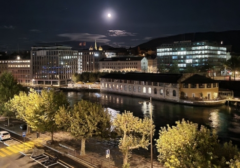 Ett hotellrum i Geneve. En utsikt, en nästan full måne. Ett perfekt ögonblick på en resa mellan Spanien och Sverige.