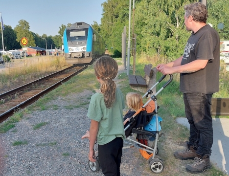 En bild på ett annalkande tåg får illustrera veckans blogg om Annika Elwings och hennes familjs kollektiva strapatser i Sverige.