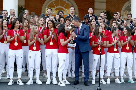 När regeringschefen Pedro Sánchez 22 augusti gratulerade de spanska guldtjejerna i presidentpalatsen La Moncloa hade ordföranden i Fotbollsförbundet Luis Rubiales redan börjat falla till föga och placerades avsiktligt utanför bild.