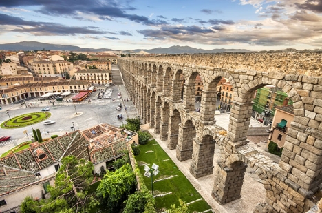 Den imponerande akvedukten i Segovia står upprätt sedan nästan tvåtusen år.