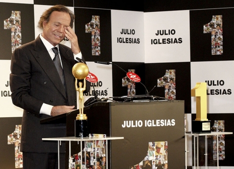 Julio Iglesias har inte uppträtt på scen sedan 2019 men uppger att han är vid god hälsa och nu skriver på sina memoarer.