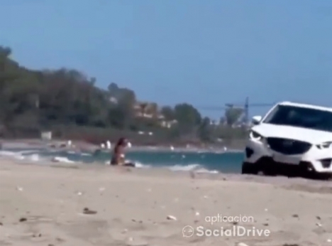 En video på Twitter visar vansinnesföraren på stranden i östra Marbella. Foto: Social Drive