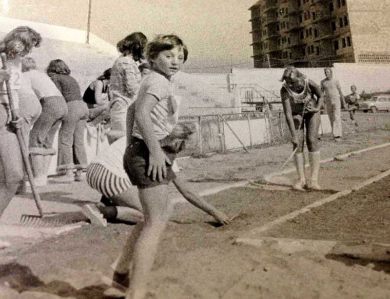 Så här såg jag ut runt den tiden då pendeltåget till Fuengirola invigdes. Bilden är tagen när Svenska skolan hade friidrottsdag i Elola-stadion. Frågan är om jag får se någon utökning av kusttåget under min livstid. Foto: Privat