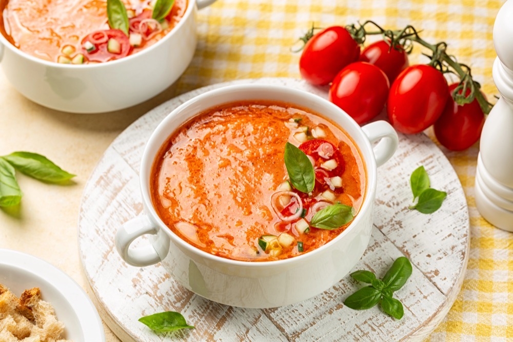 F&aring; saker &auml;r s&aring; l&auml;skande en gl&ouml;dhet augustidag i Andalusien som Gazpacho andaluz, den kalla soppan gjord p&aring; gr&ouml;nsaker, vitk&ouml;k och olivolja.