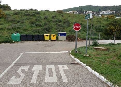 Typisk onödig stopplikt vid en vägände som inte ens är en korsning, någonstans i Mijas-Costa.