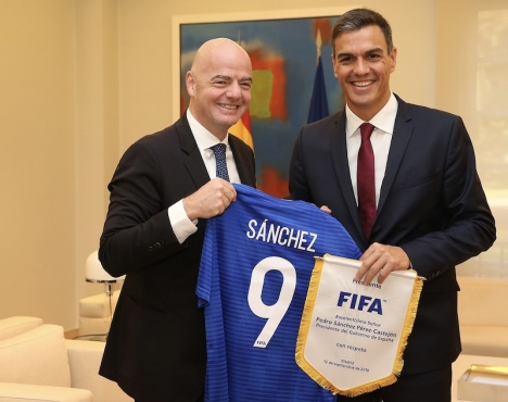 Ett möte mellan den spanske regeringschefen Pedro Sánchez och FIFA:s ordförande Gianni Infantino uppges ha bidragit till att säkra värdskapet för Spanien, Portugal och Marocko.