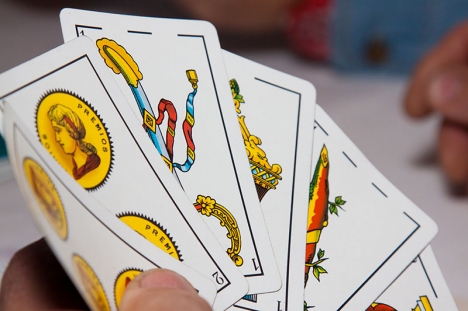 Den spanska kortleken består av endast 40 kort och har andra spelvarianter än de svenskar är vana vid.